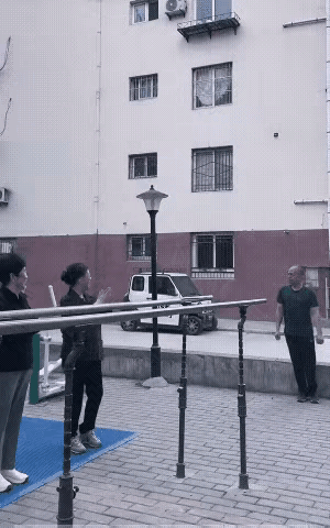 这么大年龄了，也架不住大妈们的忽悠，到底给忽悠摔了。所以男人无论到多大年龄，都要