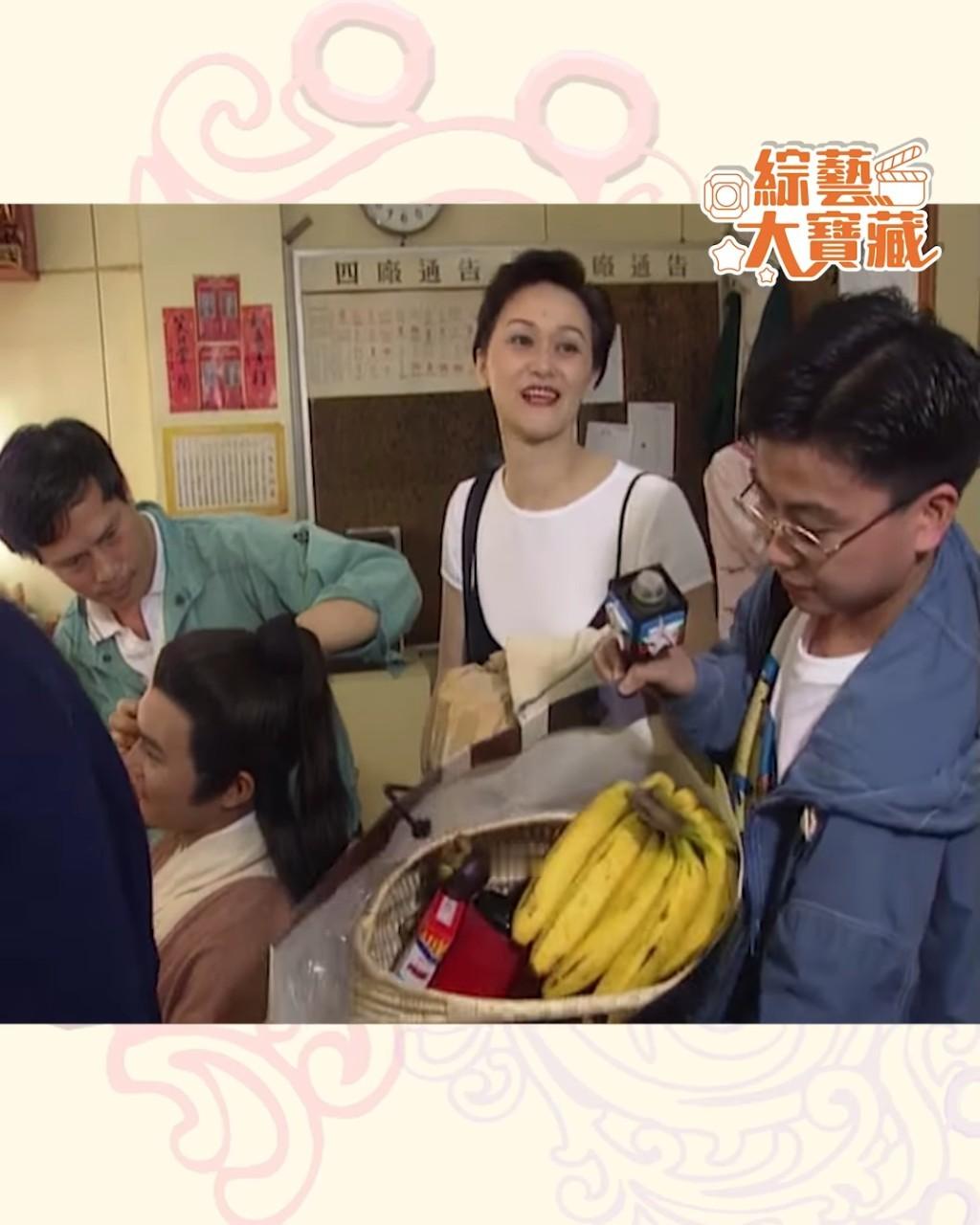 曹珍妮探班儿子张智霖，她年轻时外貌惊为天人，精致五官及大方得体的气质完全不输女明