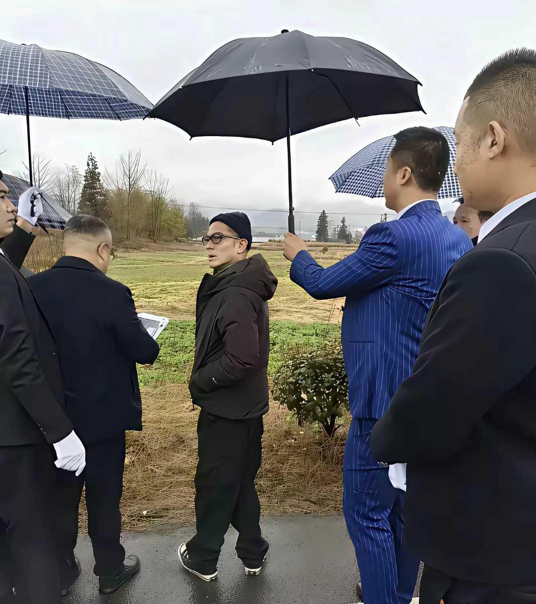 男神竟然穿了平底鞋！