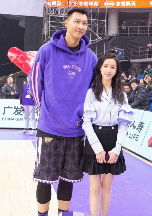 陈都灵算高个女星了，但站在他旁依然小鸟依人