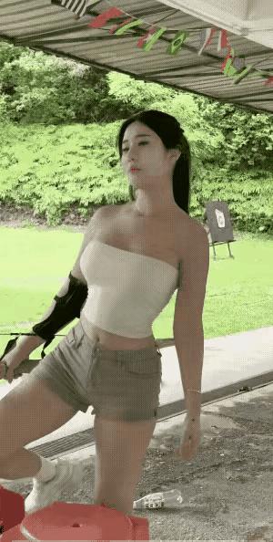 这枪法，真是绝了！准得我怀疑是不是开了挂，还是说手抖都能抖出个十环来？厉害到我都