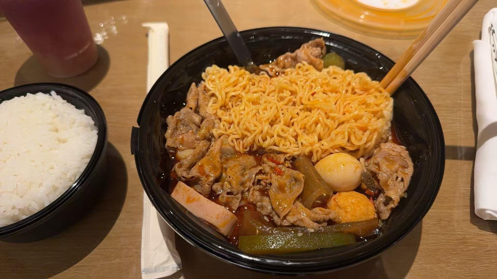 起猛了看到美食品牌团建了摄影美食照片还没卷起来，评论区先热闹成美食展了。餐饮的、