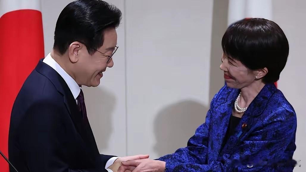 降级接待，日本心寒当地时间5月19日，日本首相高市早苗风尘仆仆地赶到韩国，原本