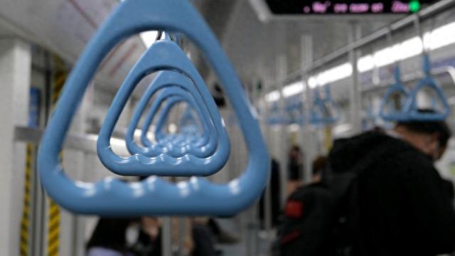 女子广州地铁站内看书5小时，出站被扣15元，官方：有限时规定