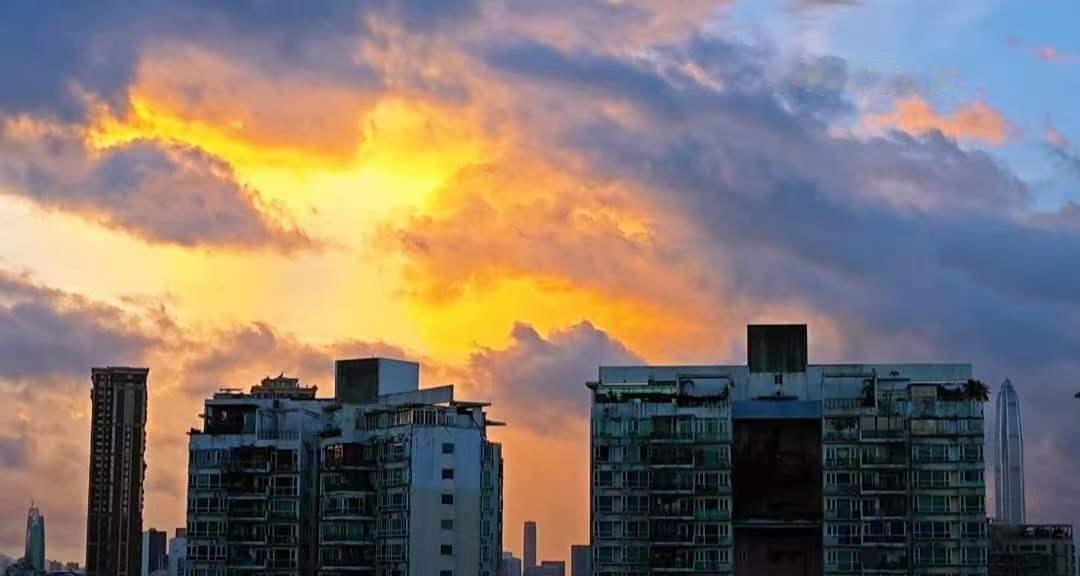从清晨五点半到傍晚六点钟深圳的天空，可谓风云变幻，一天当中有烈日高照，蓝天白云，