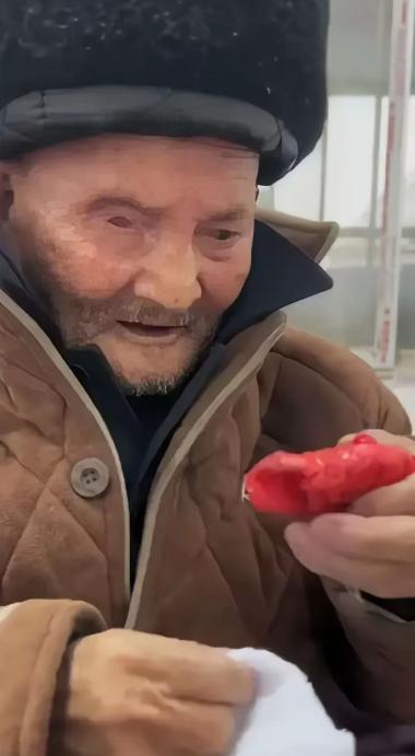 泪目！96岁妹妹去看望98岁的哥哥，临走时，哥哥突然拉住妹妹的手，说：“走，回屋