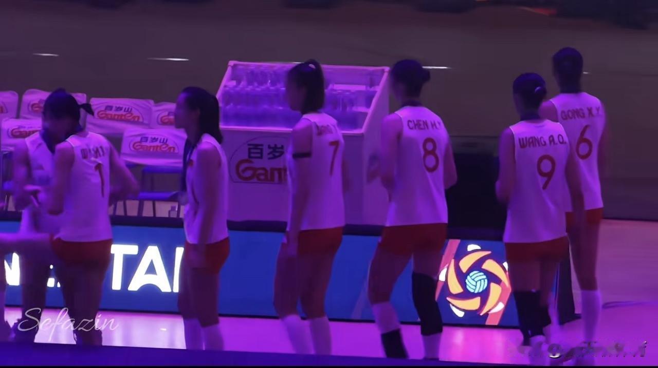 赛后令人泪流满面的一幕啊[哭哭][哭哭]这是中国女排参加完颁奖典礼后的画面，小将