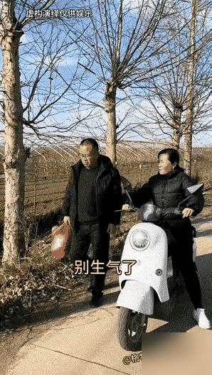 笑喷了！两口子，吃饭拌了两句嘴，女子不依不饶，男子吵不过，气汹汹地装了两件衣服就