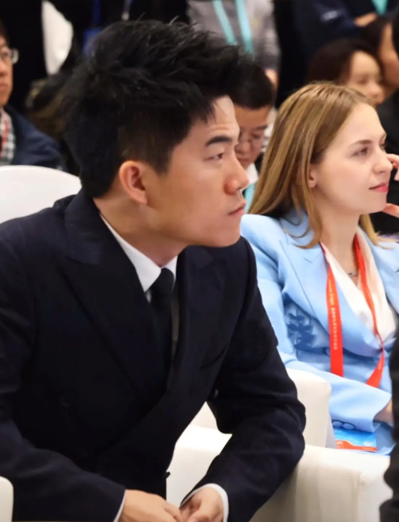 董宇辉的成功至少有三大因素促成：一是天分，超强的记忆力，多维的逻辑思维能力，