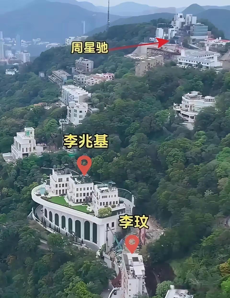 从高空往下看香港，整座城像被青山劈开的拼图。密密麻麻的楼挤在海边平地，而山上却藏