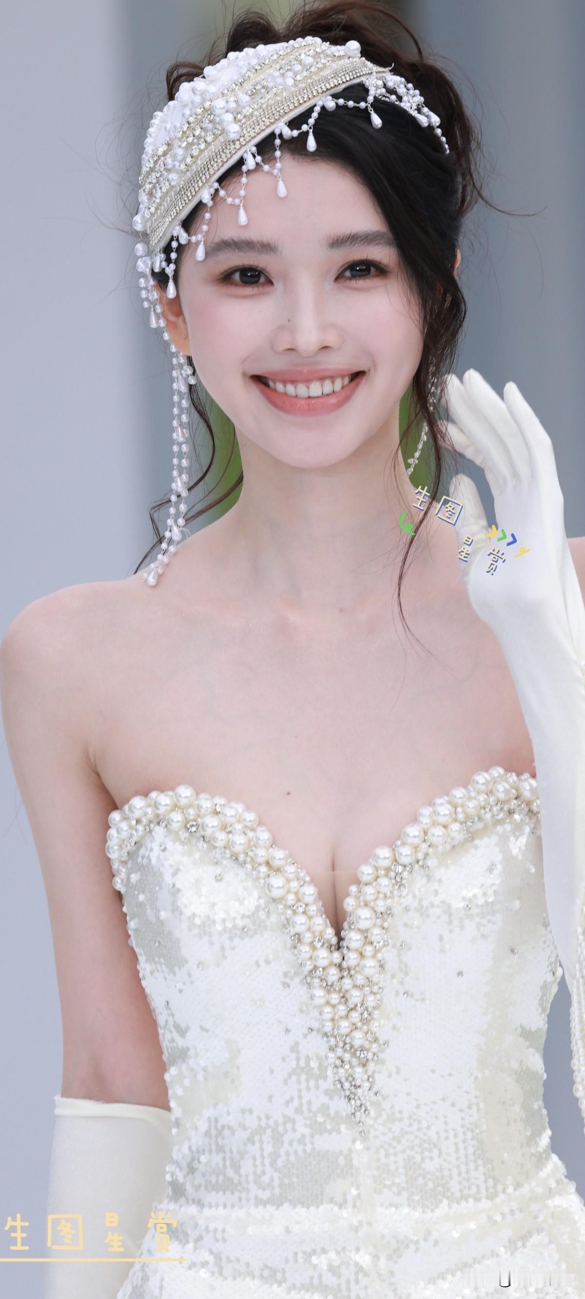 方圆ELLE红毯摇曳生姿发光发亮的美到移不开眼娱乐