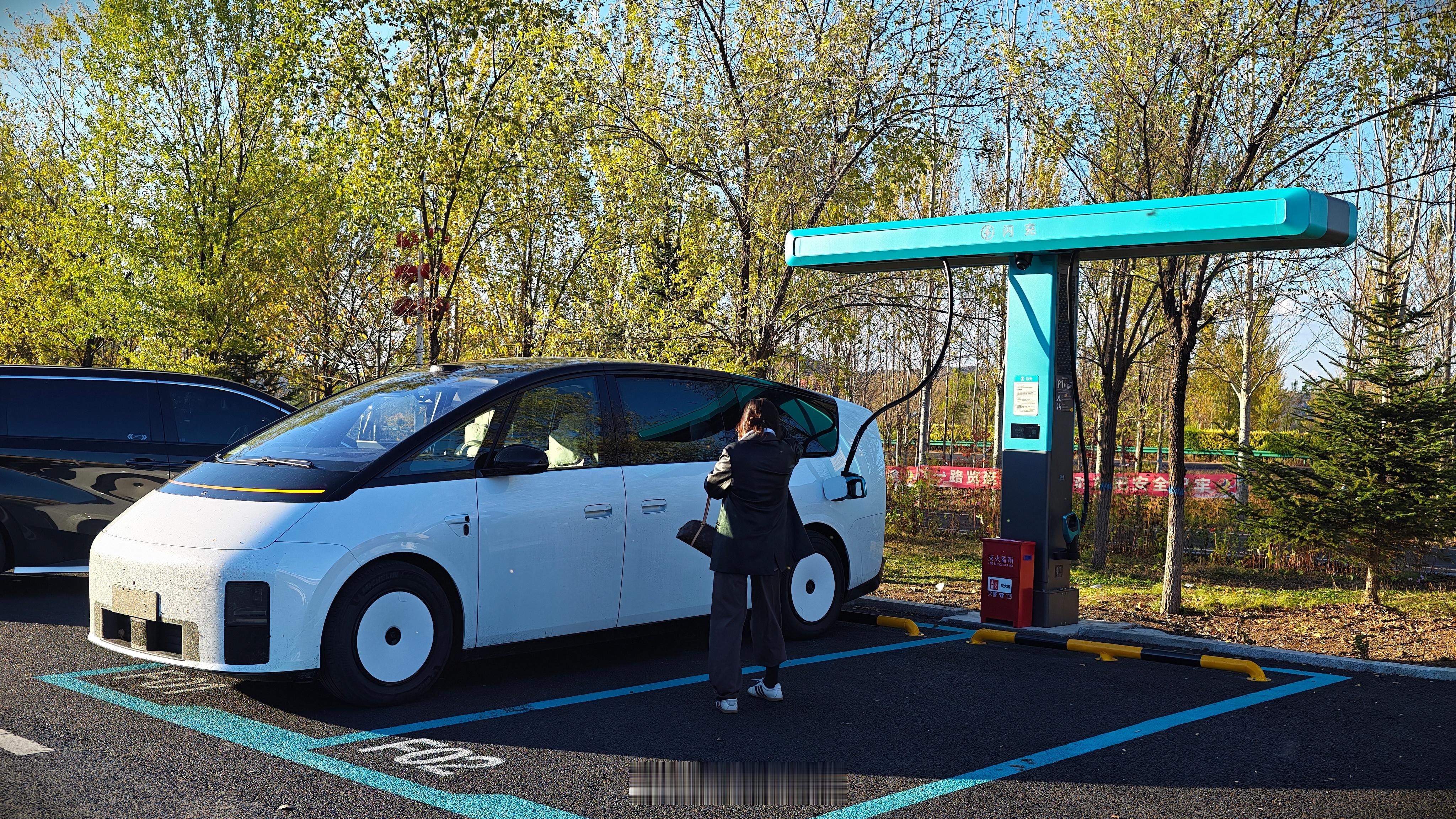 在一个高速服务区充上比亚迪的闪充了，非常快，50%多还有430kW，跟理想自家的
