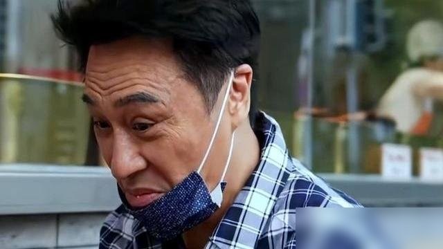 64岁的吴镇宇现身成都街头探店，嚼了一口兔头当场吐进纸巾，指着桌上的菜挑刺说鱼肉不新鲜，店家的笑脸瞬