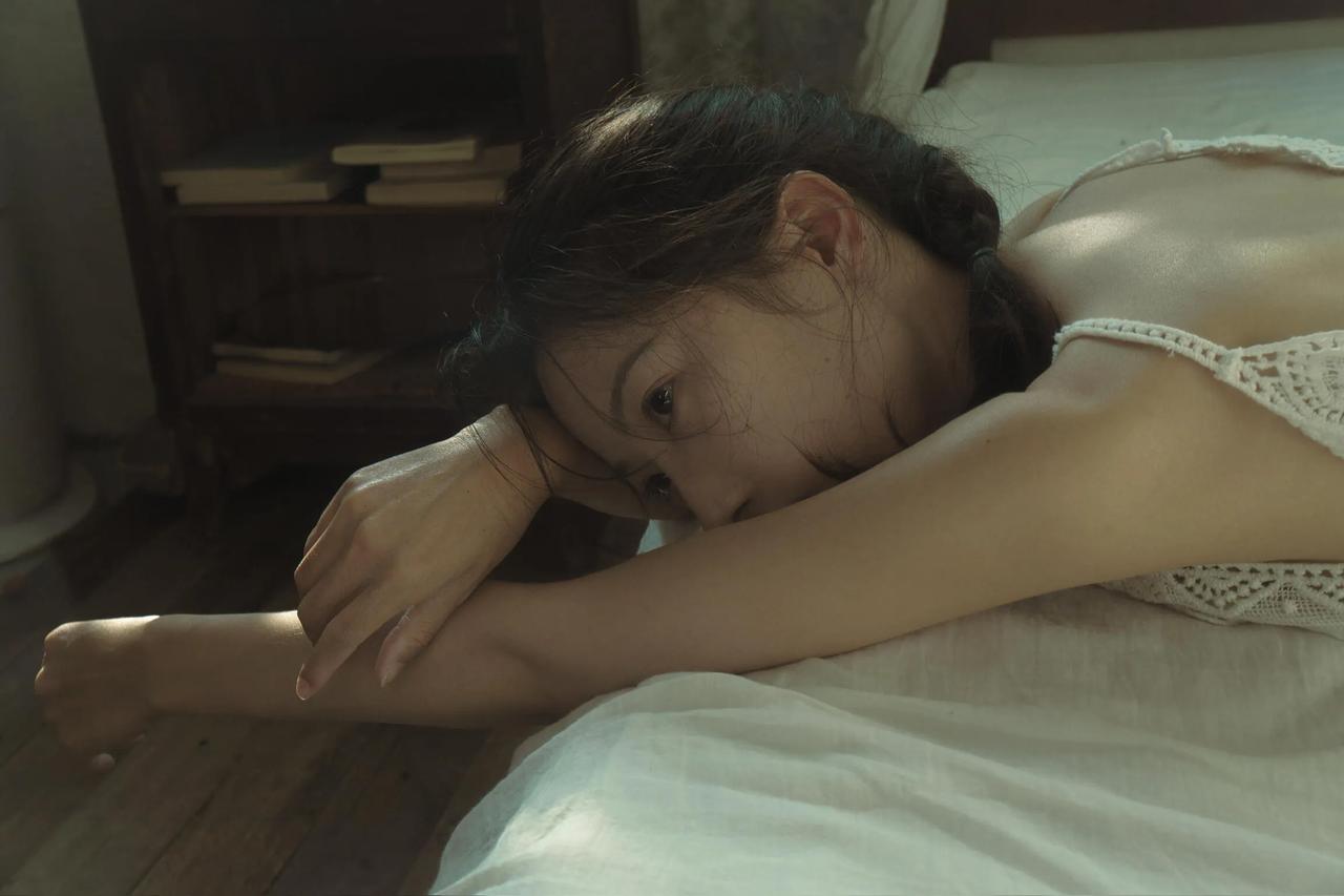 我们学会使用镜头，让空间与情绪产生对话。像这组室内人像摄影，构建出来的就是这样的