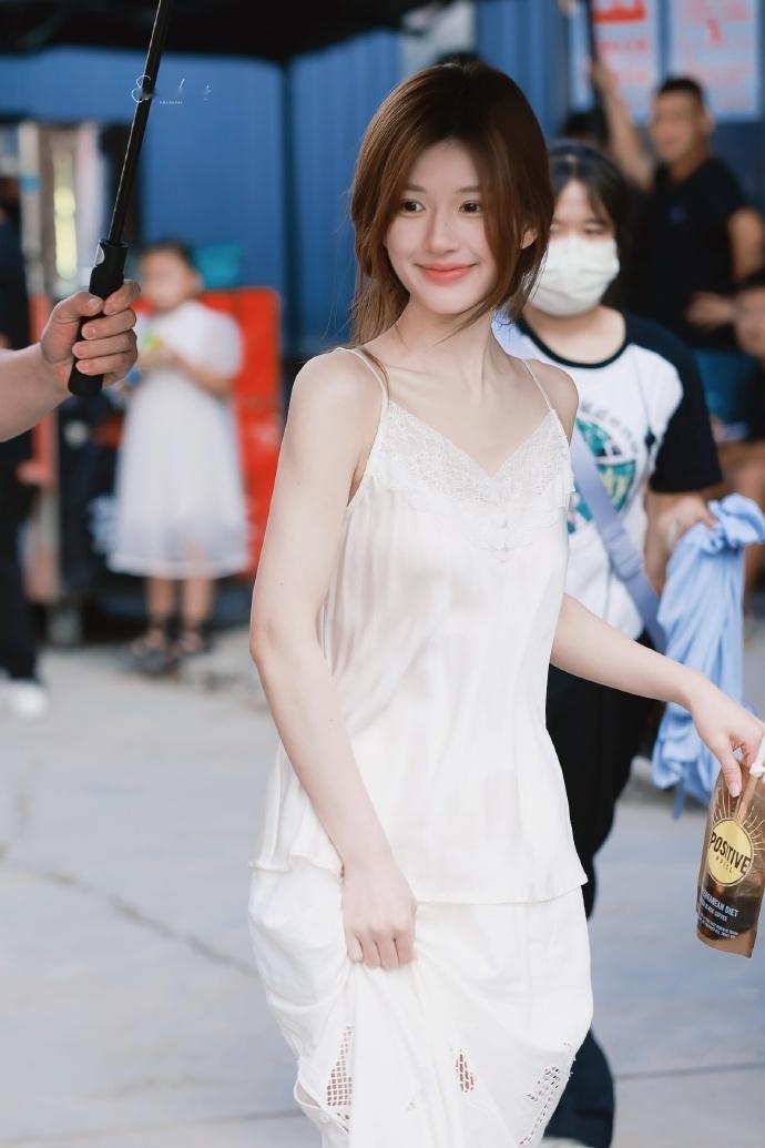 赵露思最新秋日上班穿搭，清新且甜美​​​