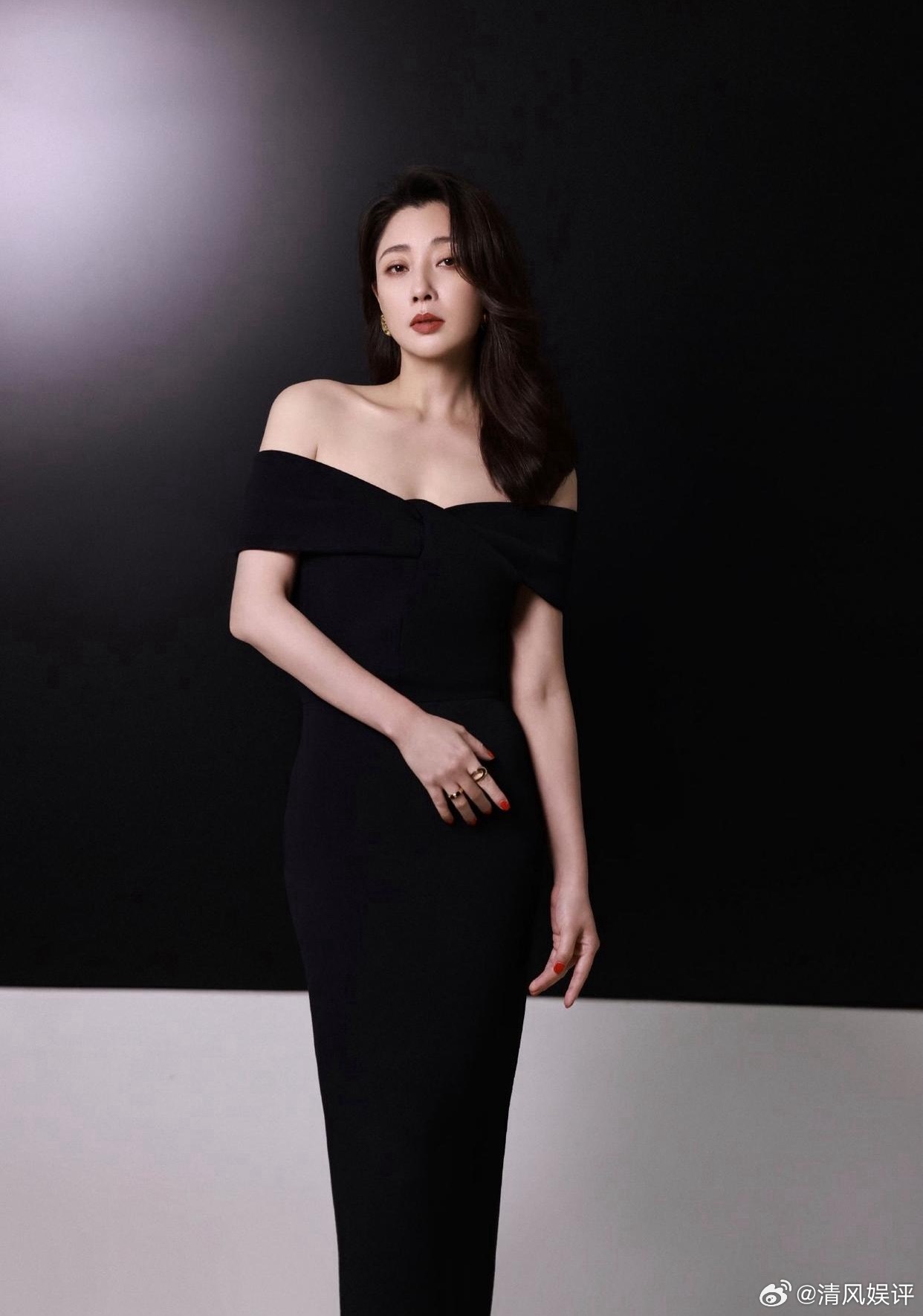 1.入行初期的王传君一心深耕演技，坚守演员本心，不愿迎合资本规则；如今切身感受