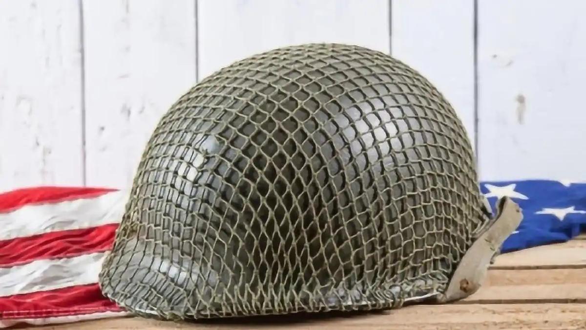 二战的时候，为啥美军要在钢盔上加一层渔网呢？这渔网可不得了，至少救了10万美军。