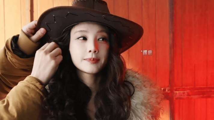 李一桐牛仔风出来挨夸！李一桐这次甜酷牛仔风简直封神，帽子一戴又飒又美，趴在马背