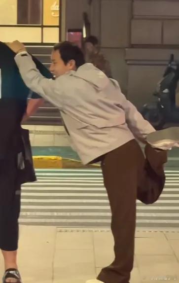 笑死我了，网友在上海闹市的街头，偶遇了徐志胜和毛豆——因为是万圣节前夜，网友误以