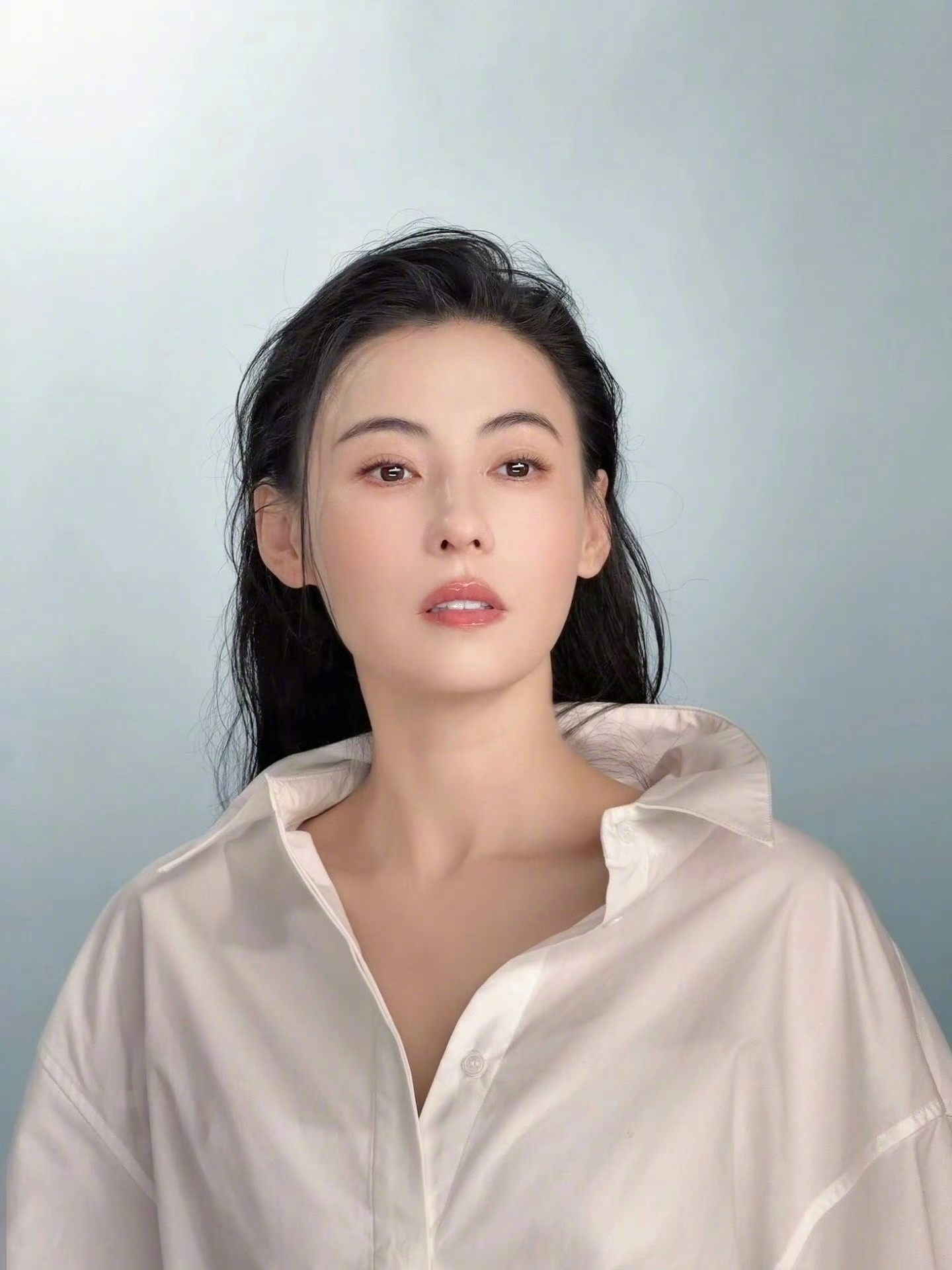 张柏芝清透感恰到好处的清透感太戳人了！简约又高级，松弛感直接拉满，开工照也能美成