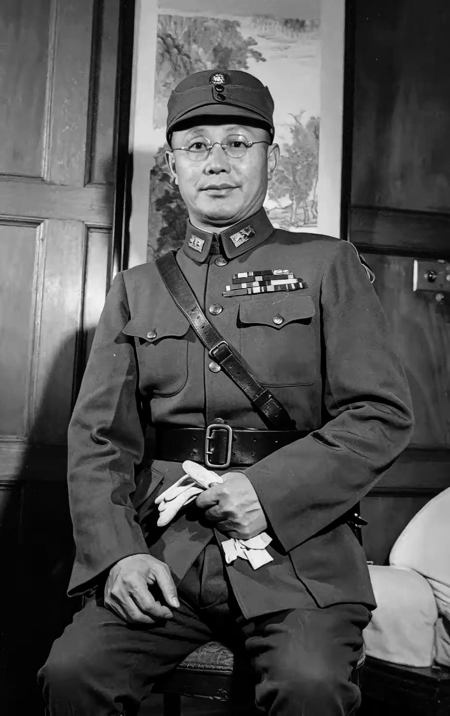 1945年秋，何应钦跟老同学冈村宁次打声招呼，劝他受降别挂刀，免得当场解刀太尴尬