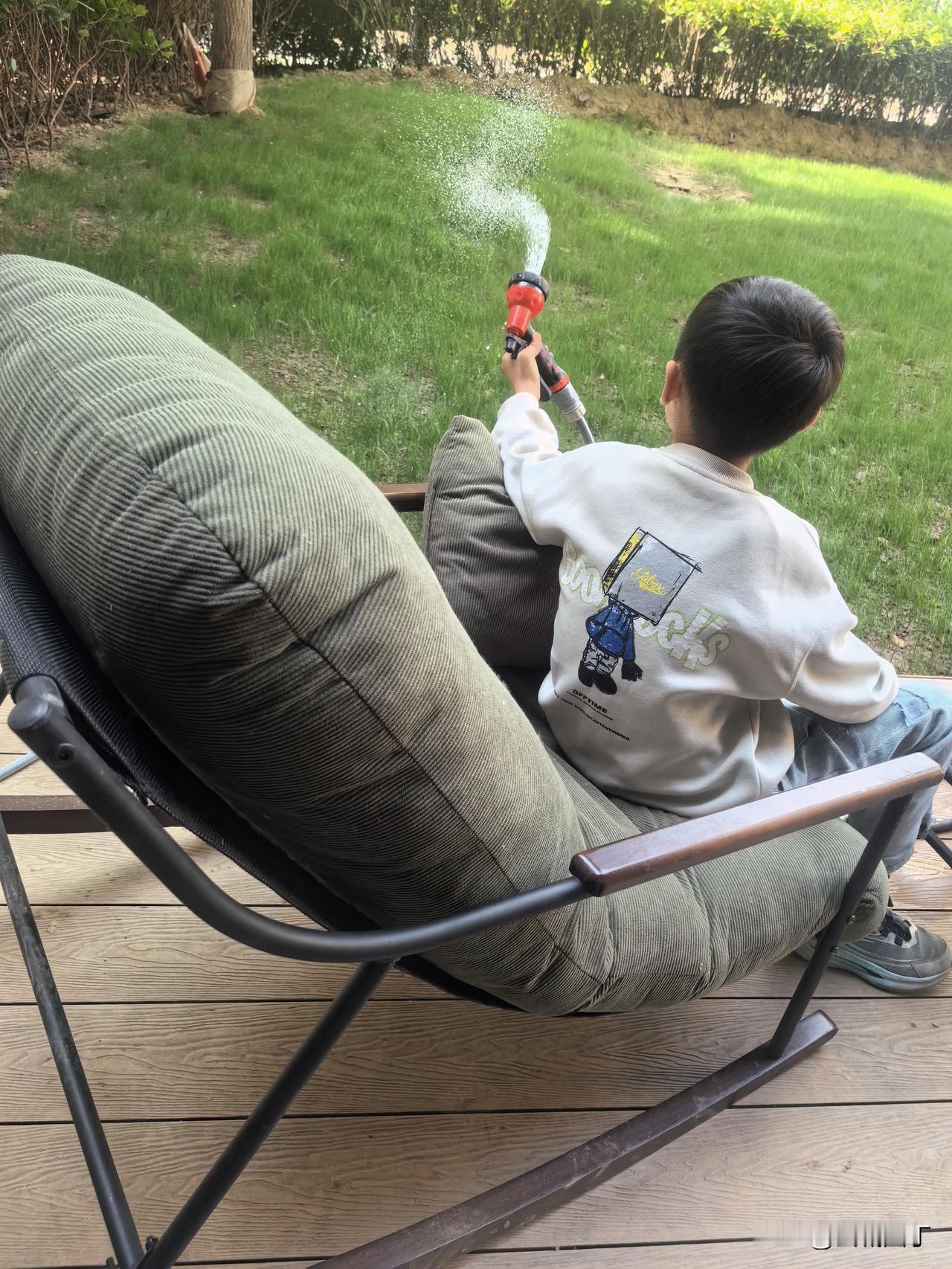 远远看见小宝紧紧牵着一个小女孩的手，分开时还舍不得松开。很久没接小宝了，看到