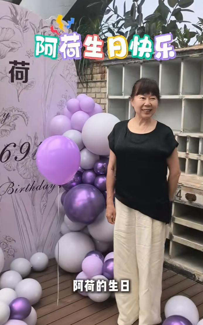 苏醒妈妈阿荷和小儿子迷你苏一起过生日啦真看不出来阿荷已经69岁了，阿荷抱着孙