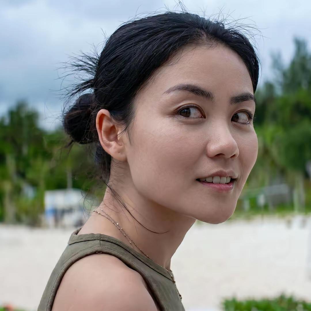 李敖说她清冷其实就是说她不懂人情世故北京大妞，一个胡同里能有十个，唱的好的大