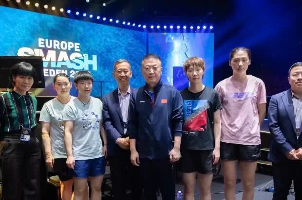 怎么没人告诉小咪镜头在前面啊哈哈哈哈哈合照，小莎就从来没输过，漂亮的真明显，