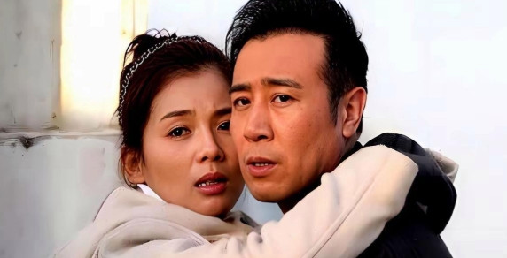 2014年，于和伟跟刘涛拍吻戏。拍完后，刘涛说：“你嘴里烟味也太重啦！”没想到于