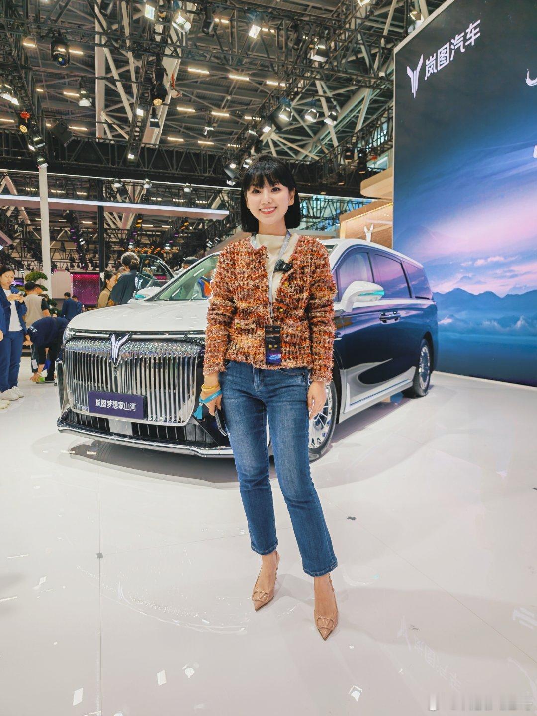 岚图梦想家推出了一个顶配中的顶配版本——“山河版”，直接把价格定在了70.99万