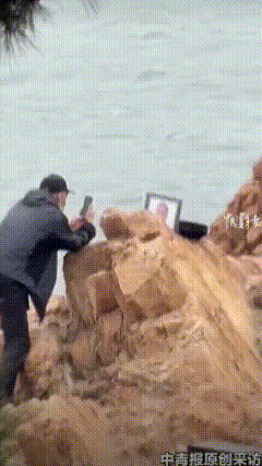 全国网友看过之后，都泪目了。中国青年报报道：3月30日，青岛海边，这位老者带着