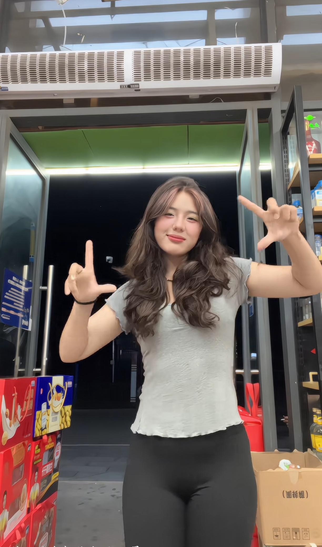 身材超好的美女在店门口尽情跳舞。