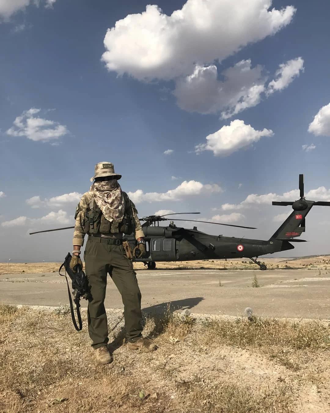 土耳其士兵与P90冲锋枪