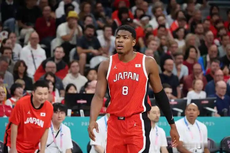 日本男篮五个人，1个归化4混血，母亲还全是日本人！只能说，这场比赛中国男篮输的不