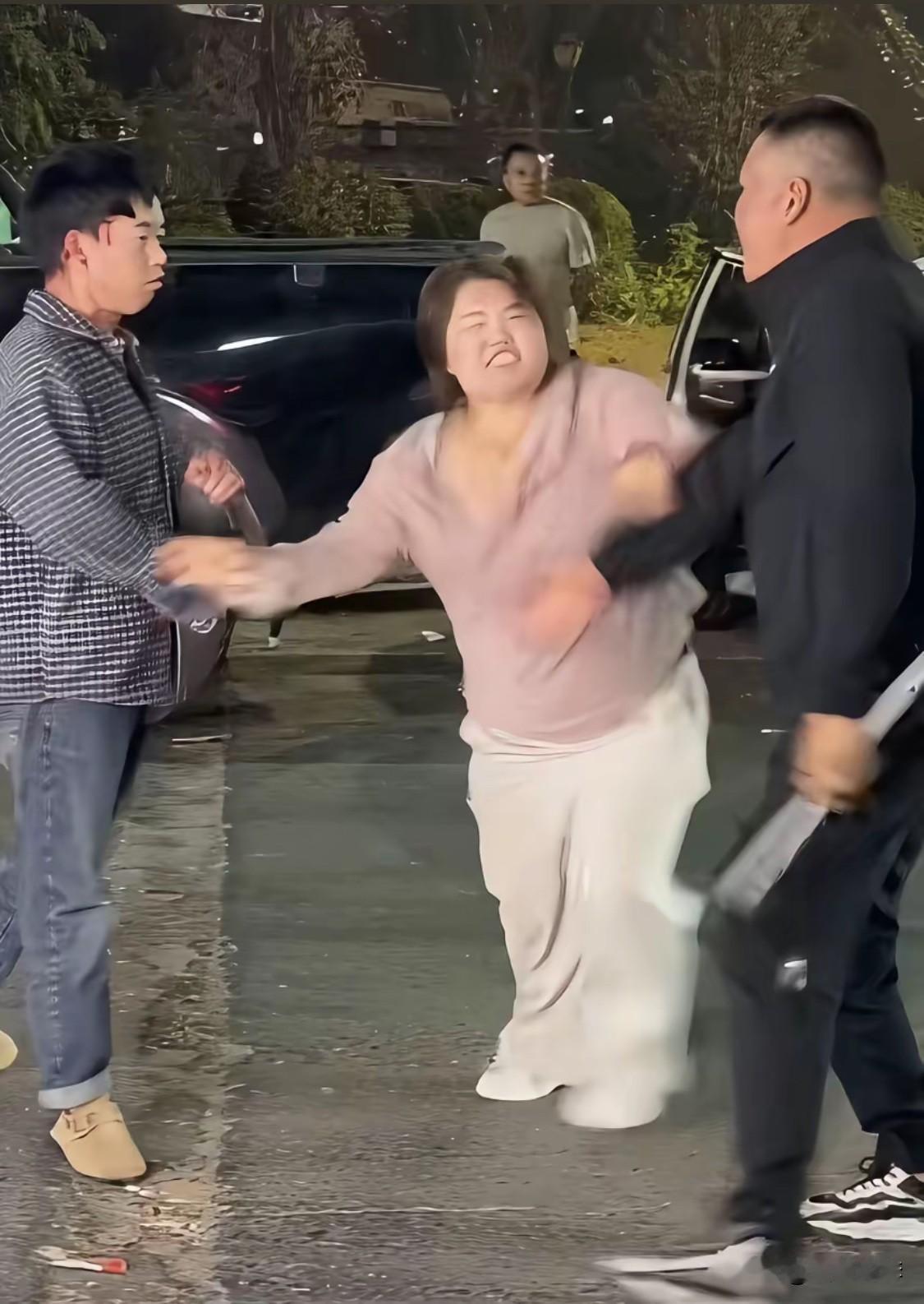 “终究是你动了情，轰动整个城。”事发邯郸市永年区广府古城。一穿粉色上衣的女人