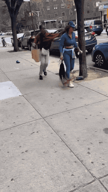 还是美国女孩帮助女孩：红衣女持刀从背后突袭蓝衣女，搏斗极其激烈？一段纽约街头的暴