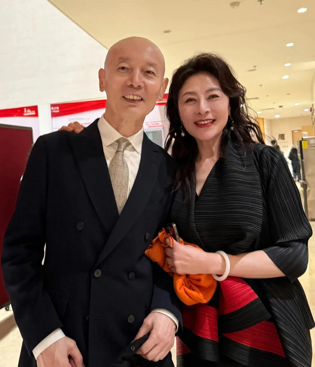 62岁著名演员岳红与葛优、田华、刘晓庆的合影，62岁的她，皮肤紧致，身材管理得当