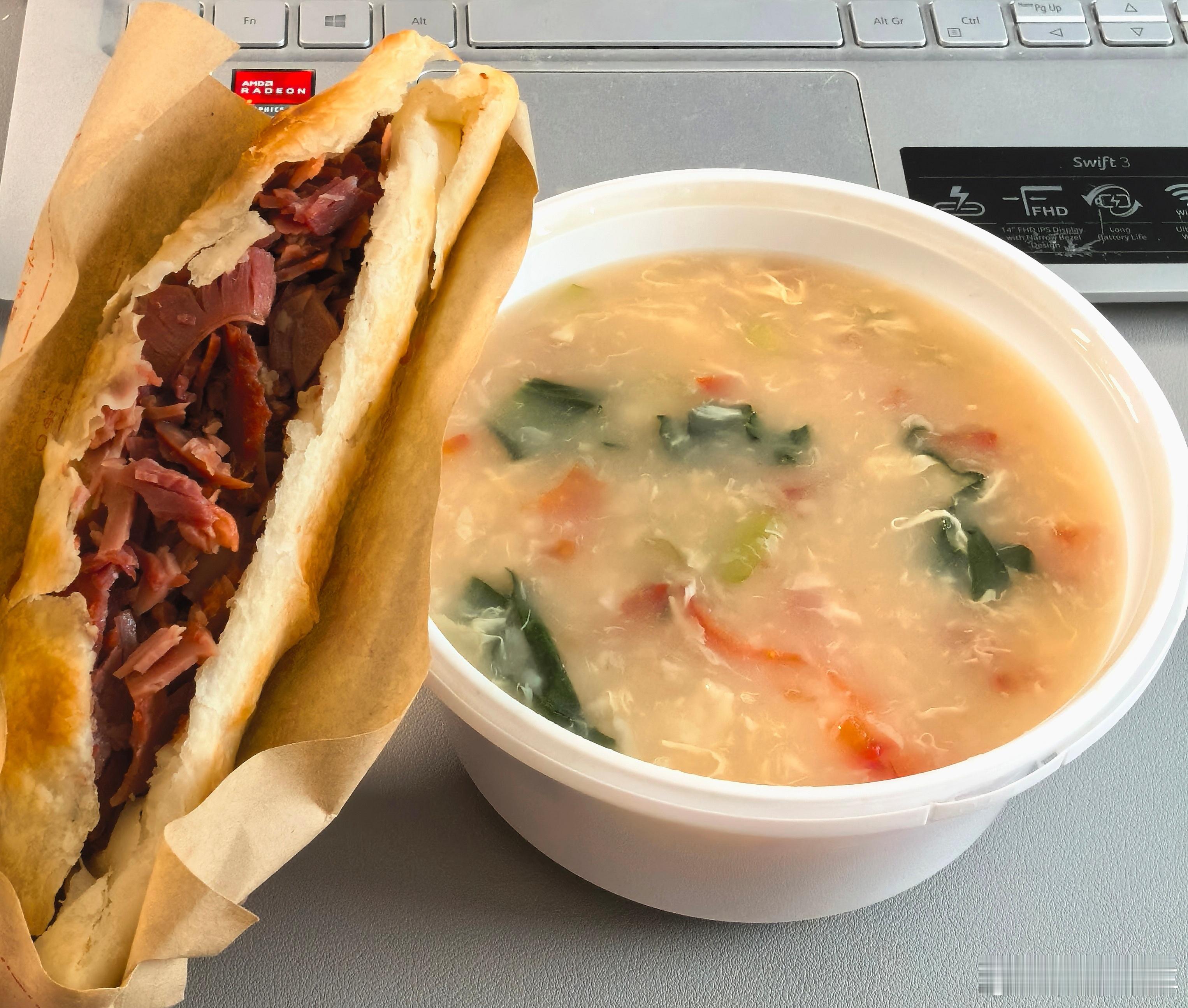 谁能拒绝驴肉火烧和一碗疙瘩汤！你们吃饭了吗？​​​