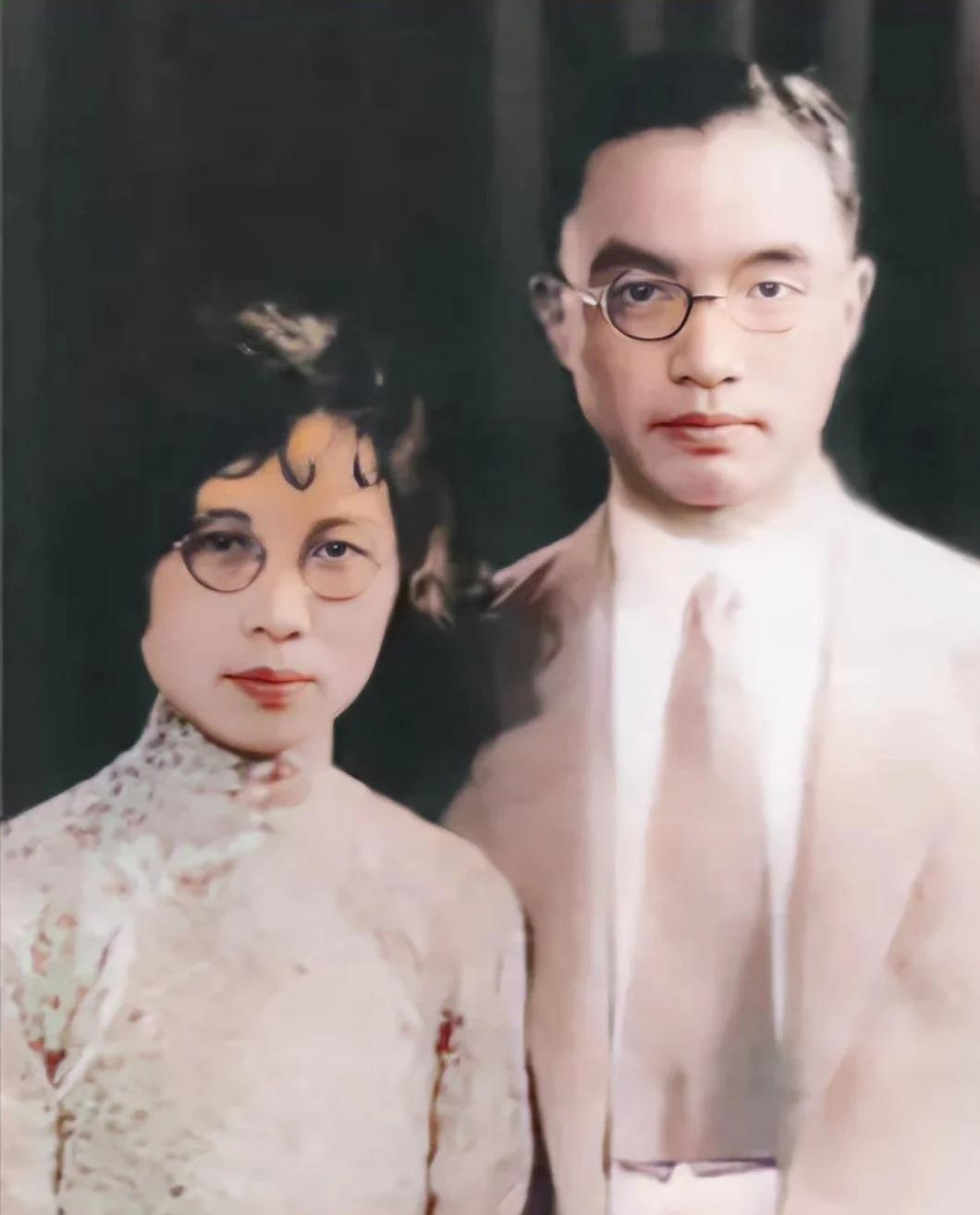 1948年，朱自清躺在协和医院的病床，瘦的皮包骨头。弥留之际，他对妻子陈竹隐
