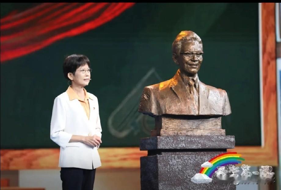 爸爸正国级，妈妈副国级，她却扎身北大荒，把一辈子献给了农民这个姑娘名叫彭洁，父