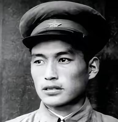 1949年，3名侦察员误入一间破旧牛棚，一名战士刚躺下，突然一阵疼痛，伸手往草堆