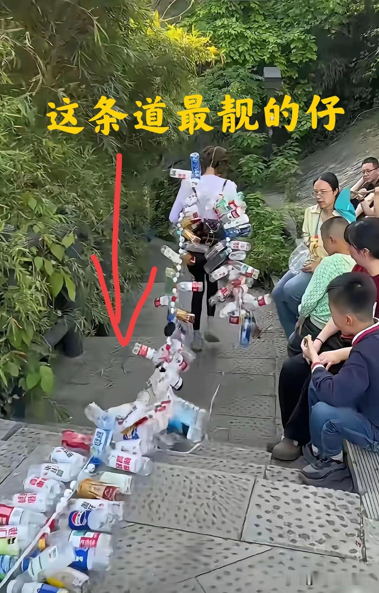 近日，一位爬山女孩下山的视频火了。视频里，90后女孩陈晨身着普通冲锋衣，手拉着串