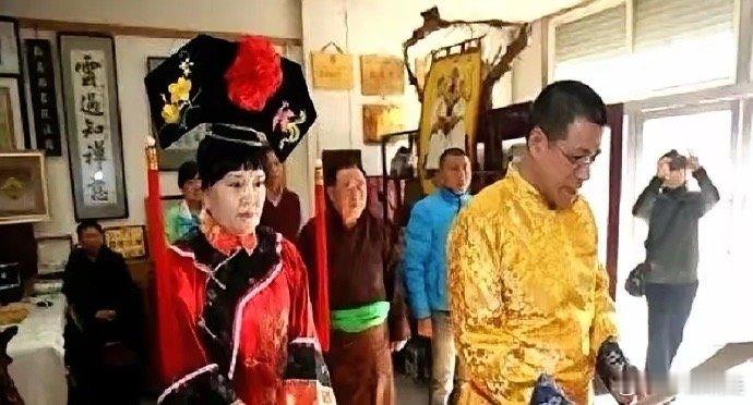 刚刷到一个视频，嘴角忍不住抽了一下。大清都亡了一百多年了，乾隆的第七代世家居然还