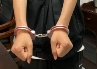 【母亲回应14岁女儿遭KTV服务员性侵】多方回应KTV服务员强奸14岁女生河北