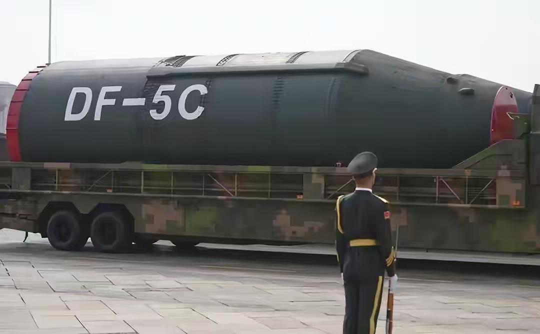 美媒评论东风5C：恐怖；如果丢一枚到美国，会造成怎样的景象东风-5C若携带1