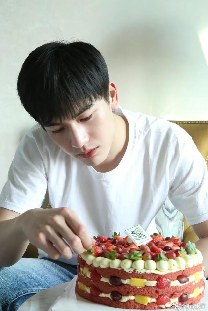 张凌赫被考古得只剩个裤衩了从过去到现在全曝光，张凌赫用干净实力圈粉。