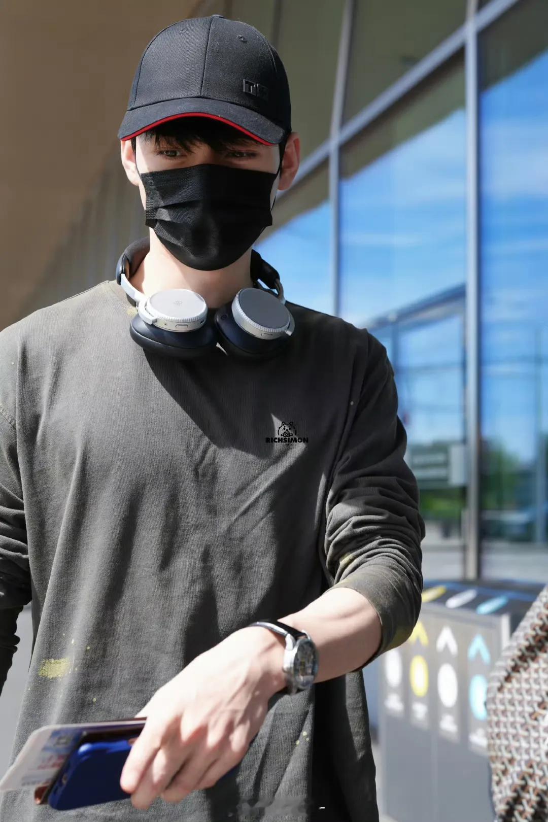 龚俊回国饭拍路透图，肉眼可见的胸肌，这个身材你爱了吗？​​​