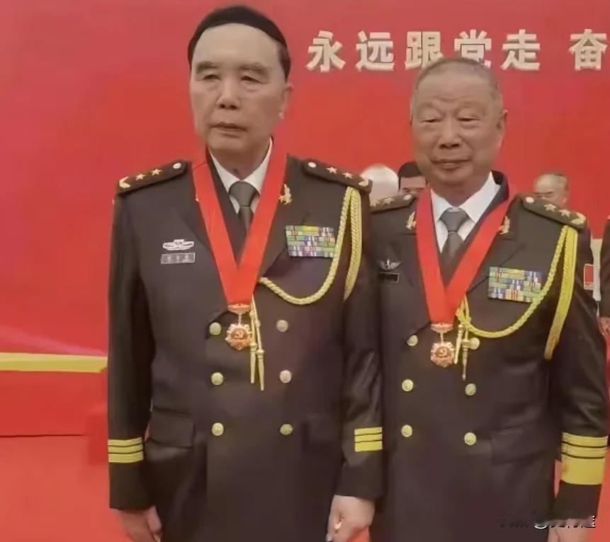 两位陆军中将，个子高的不认识，个子矮的这位应该是粟裕大将之子粟戎生。参加过对越自