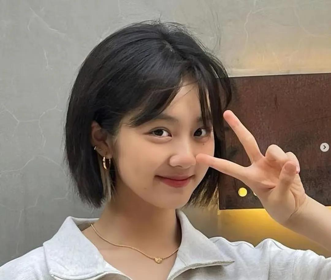黄磊还是把女儿送进了娱乐圈。19岁的黄多多出落得亭亭玉立了，长得和妈妈一样漂亮。